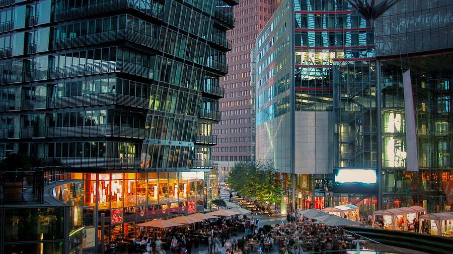 Berlin - Sony Center mit vielen Lokalitäten